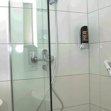 In Guest - Serene Retreat In Cozy Guest With 1500m Grounds Penzion